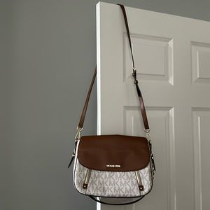 Crossbody Michael Kors purse